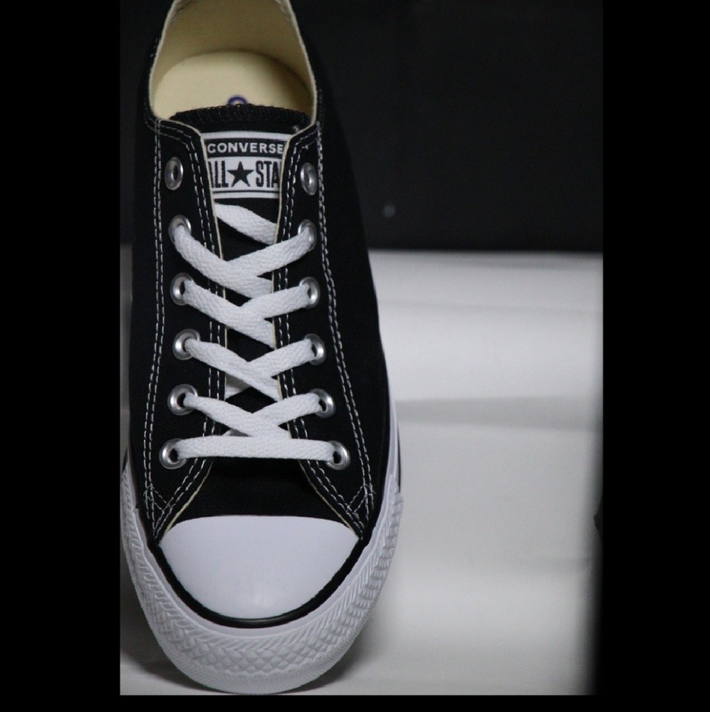 MENS size 7 converse low top